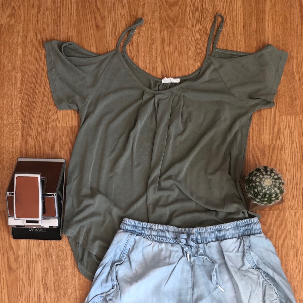 Open shoulder swing top